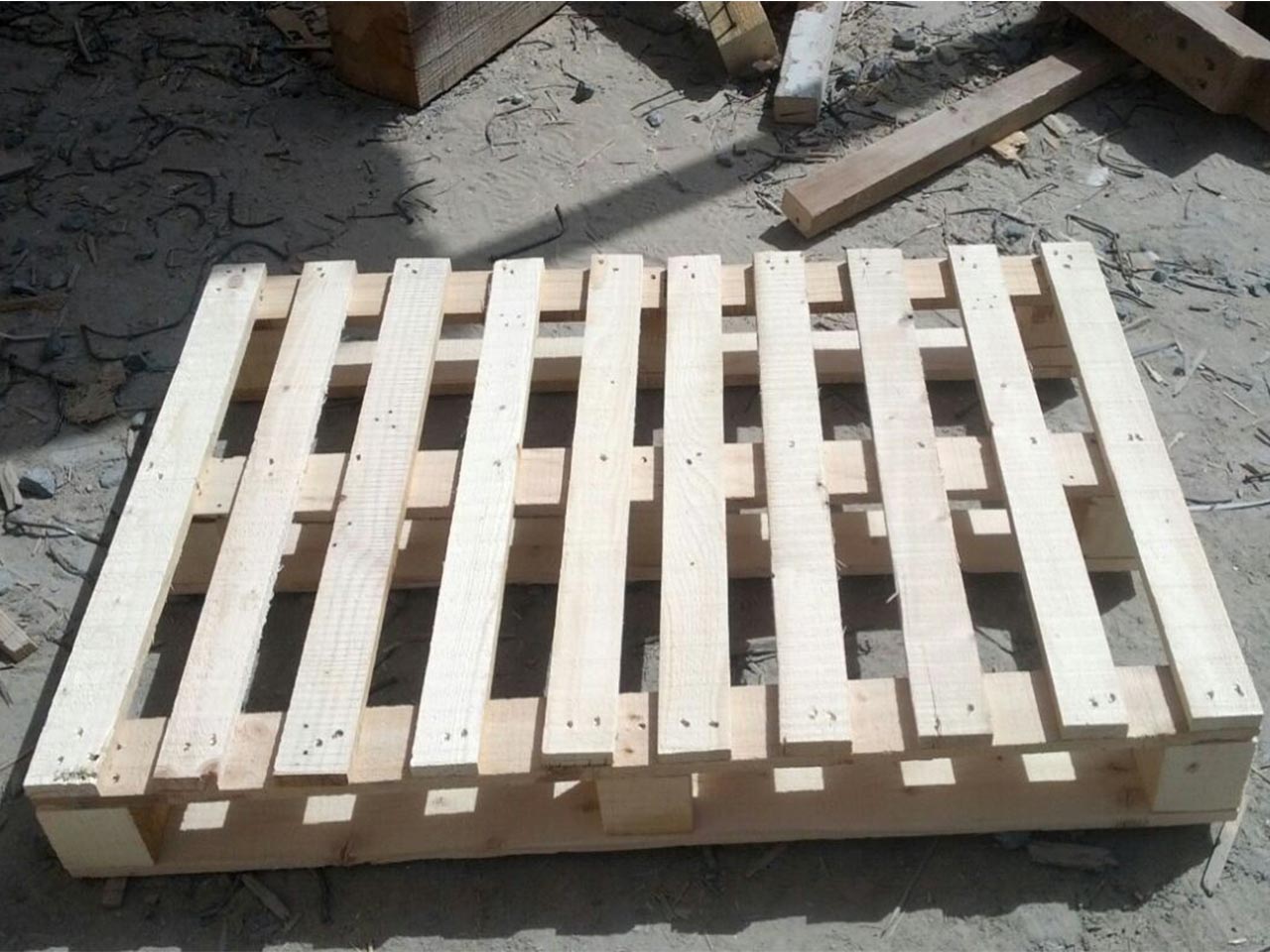 wooden pallet lateral view